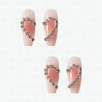 Uñas postizas de gel con corazones decorativos