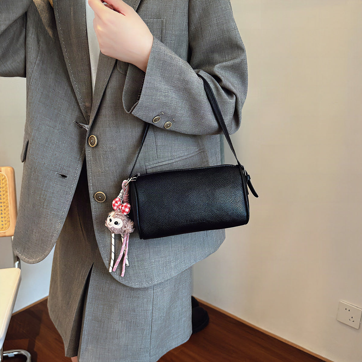 Bolso clutch bandolera con textura elegante