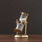 Reloj de arena antiguo de latón con arena violeta