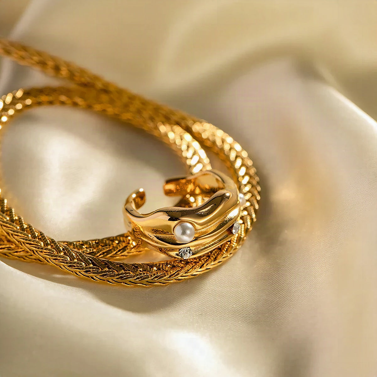 Anillo texturizado con perlas y circonitas