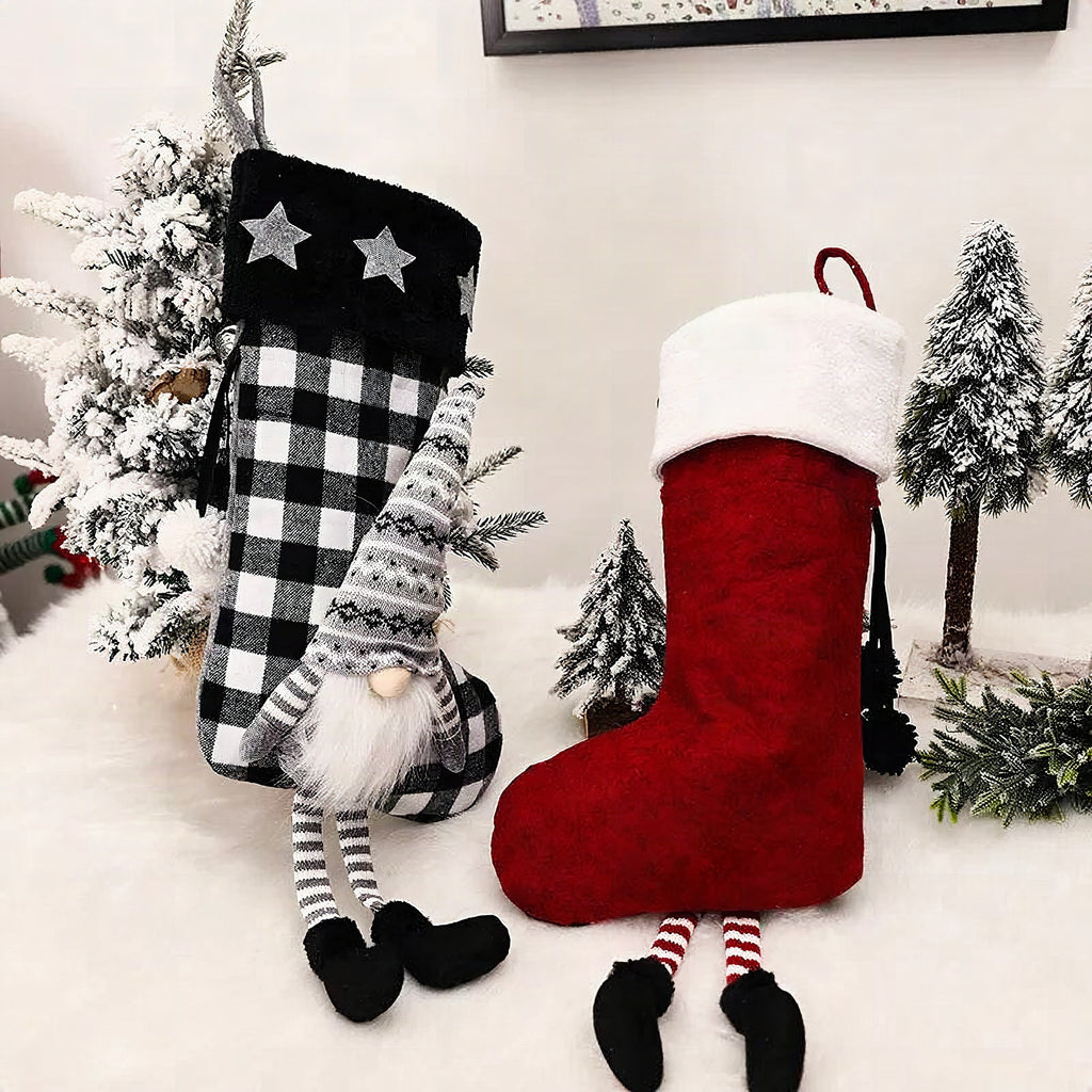 Calcetín navideño colgante con pies de cuadros rojos y negros