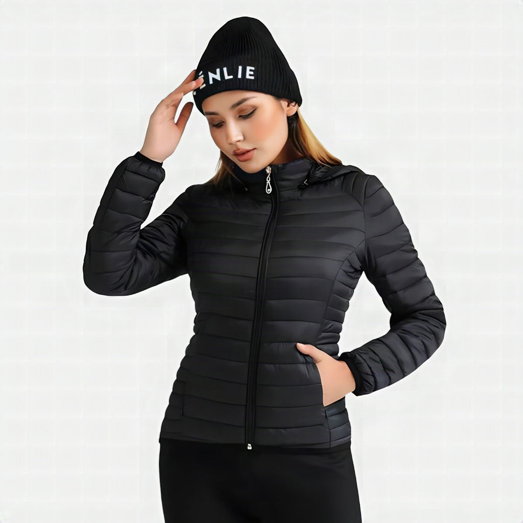 Mujer vistiendo chaqueta acolchada ultraligera ORNISHOP en entorno natural de montaña, mostrando libertad de movimiento