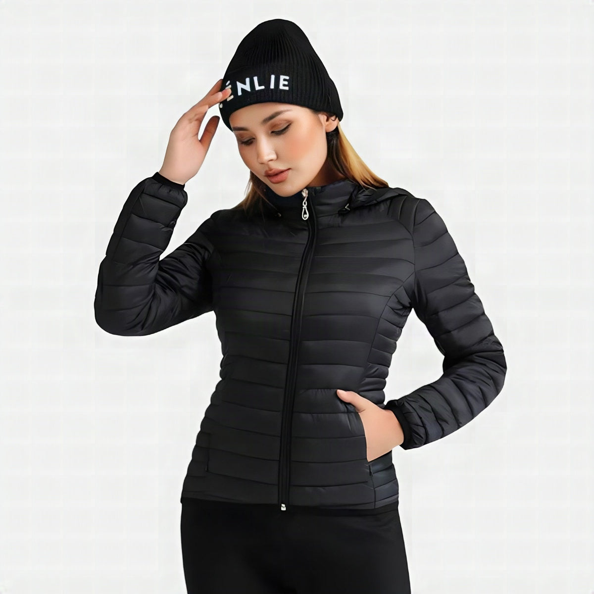 Mujer vistiendo chaqueta acolchada ultraligera ORNISHOP en entorno natural de montaña, mostrando libertad de movimiento