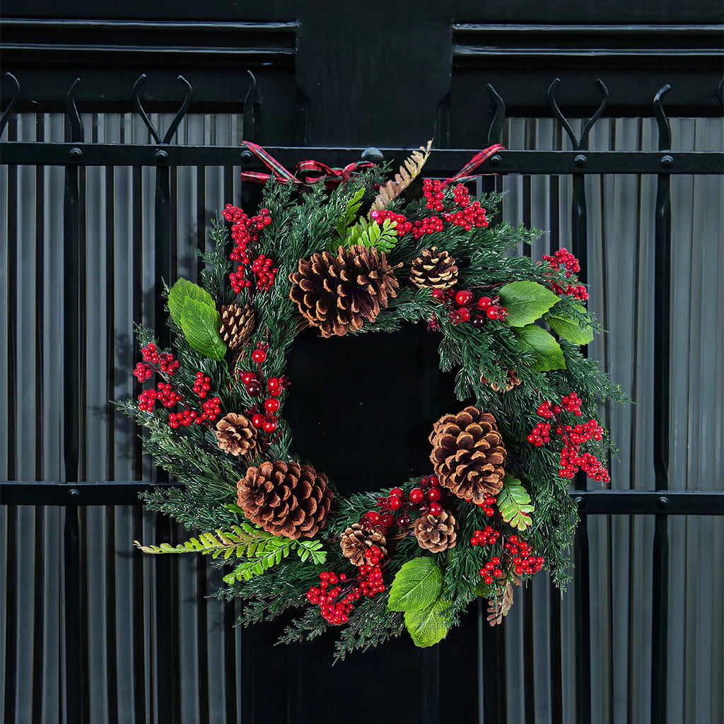 Corona navideña con bayas rojas y hojas de ciprés verde – Decoración perfecta para las fiestas