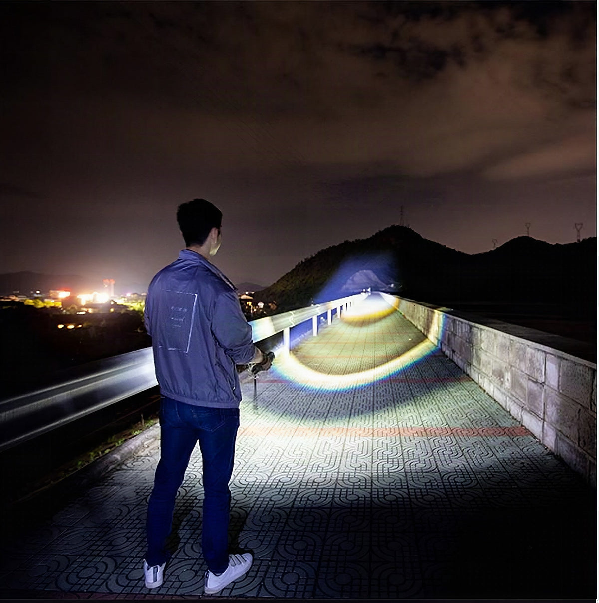 Linterna LuxeBeam Super Foco – Iluminación potente y elegante para cualquier ocasión
