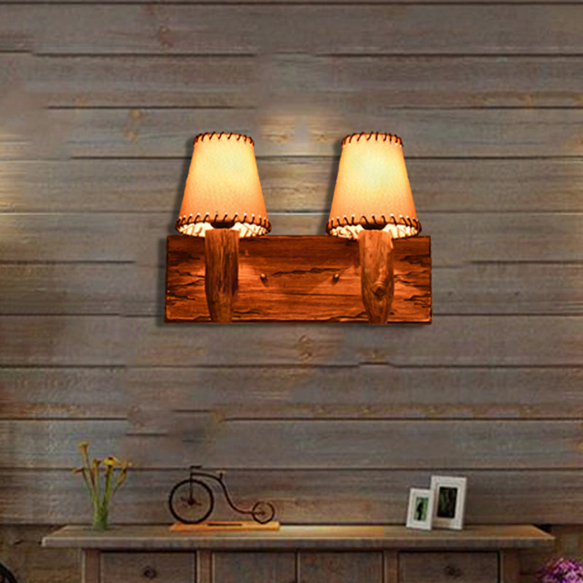Aplique de pared industrial de madera con pantalla de tela cónica
