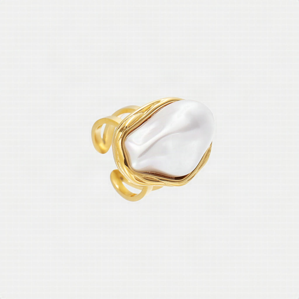 Anillo dorado con perla irregular – Orgánico y elegante