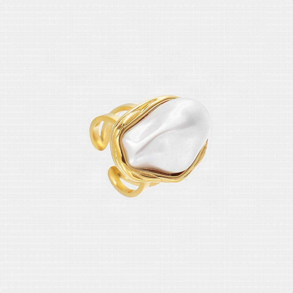 Anillo dorado con perla irregular – Orgánico y elegante