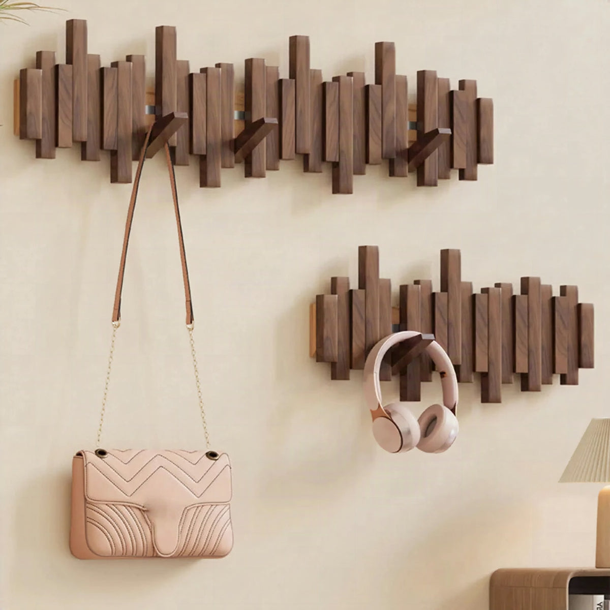 Perchero de pared Piano en madera de nogal o haya con ganchos para chaquetas, bolsos y sombreros