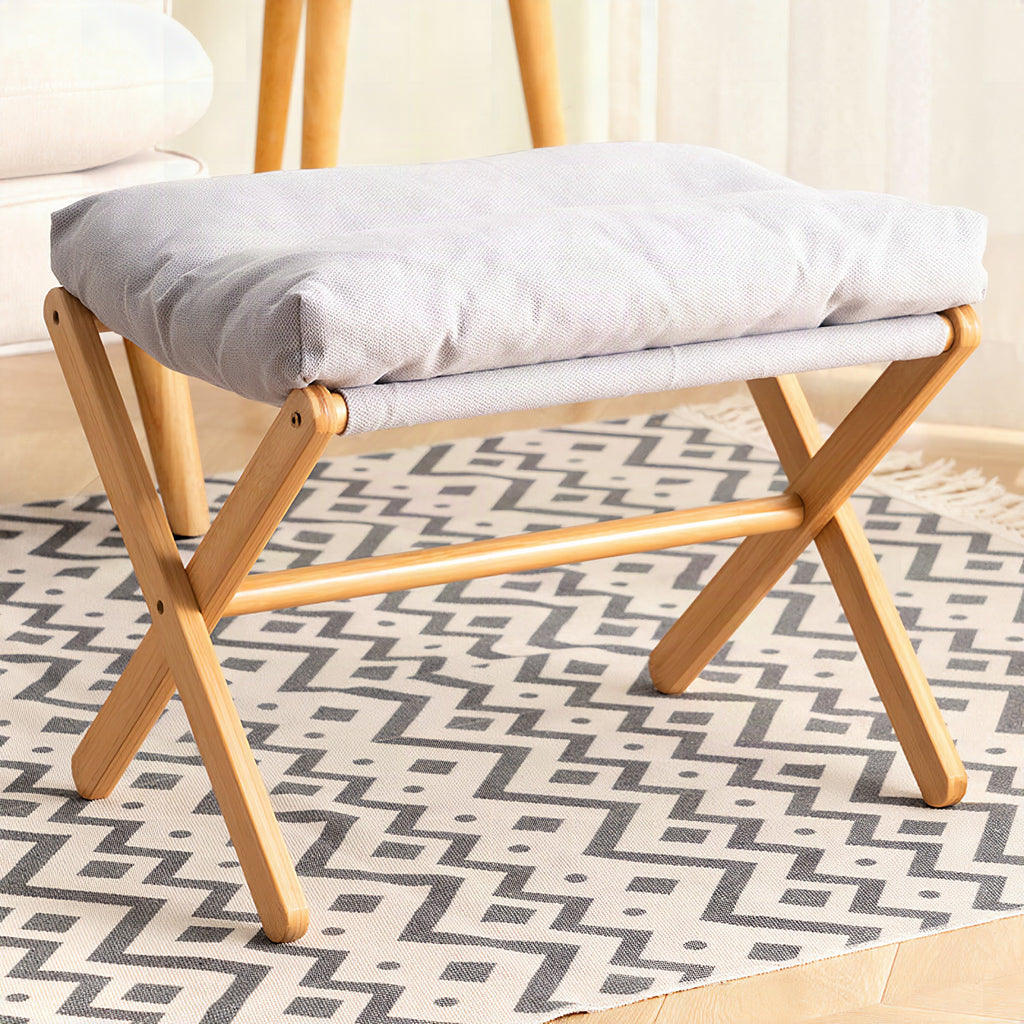 Taburete plegable con asiento acolchado y estructura de madera