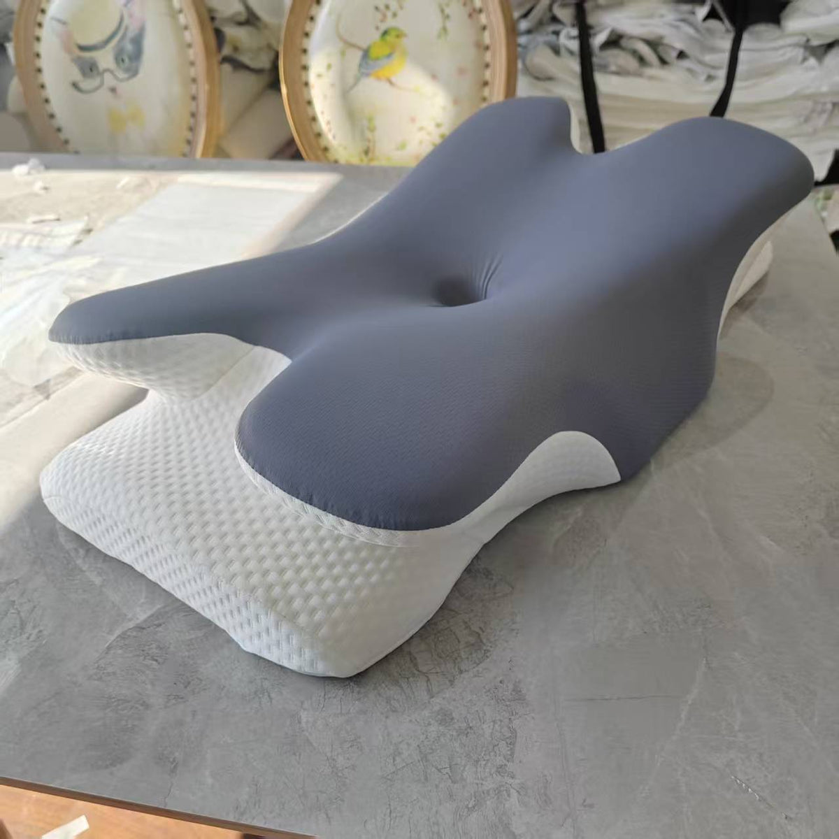 Almohada ergonómica de contorno con superficie refrigerante