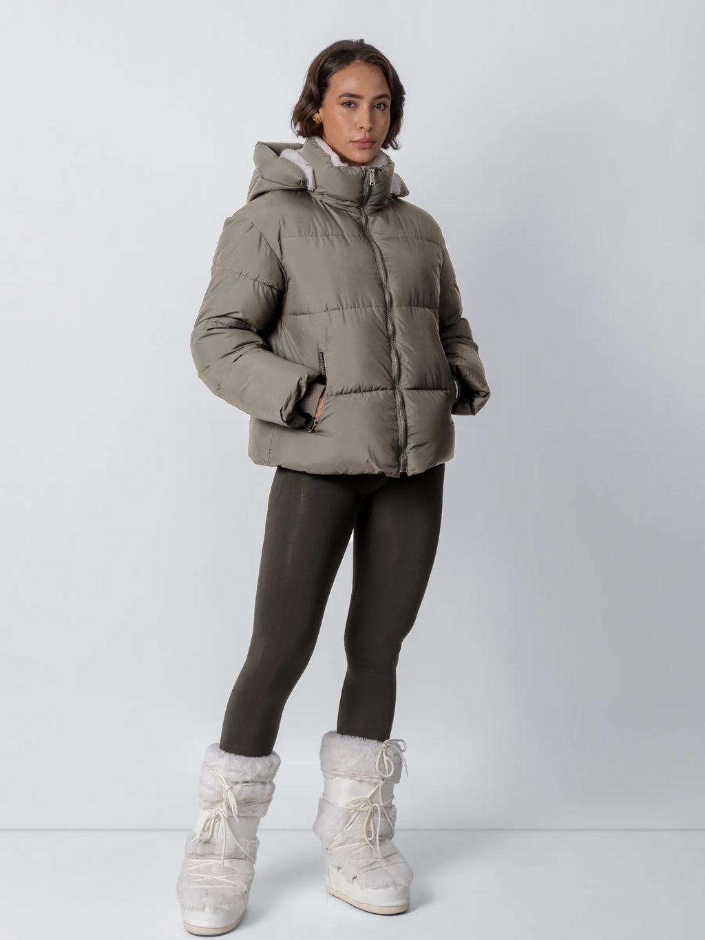 Amore | Chaqueta acolchada corta para mujer con capucha desmontable - Abrigo de invierno cálido con forro de pelo sintét