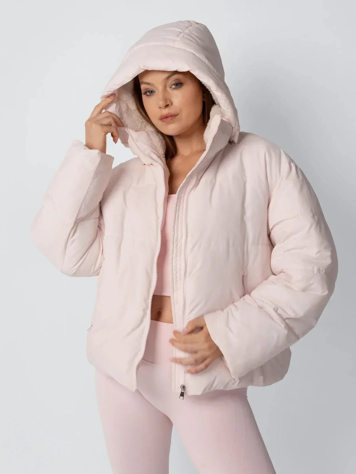 Amore | Chaqueta acolchada corta para mujer con capucha desmontable - Abrigo de invierno cálido con forro de pelo sintét