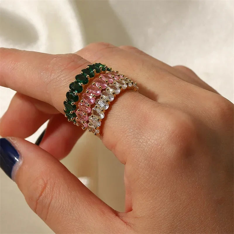 Anillo delicado con diamantes ovalados