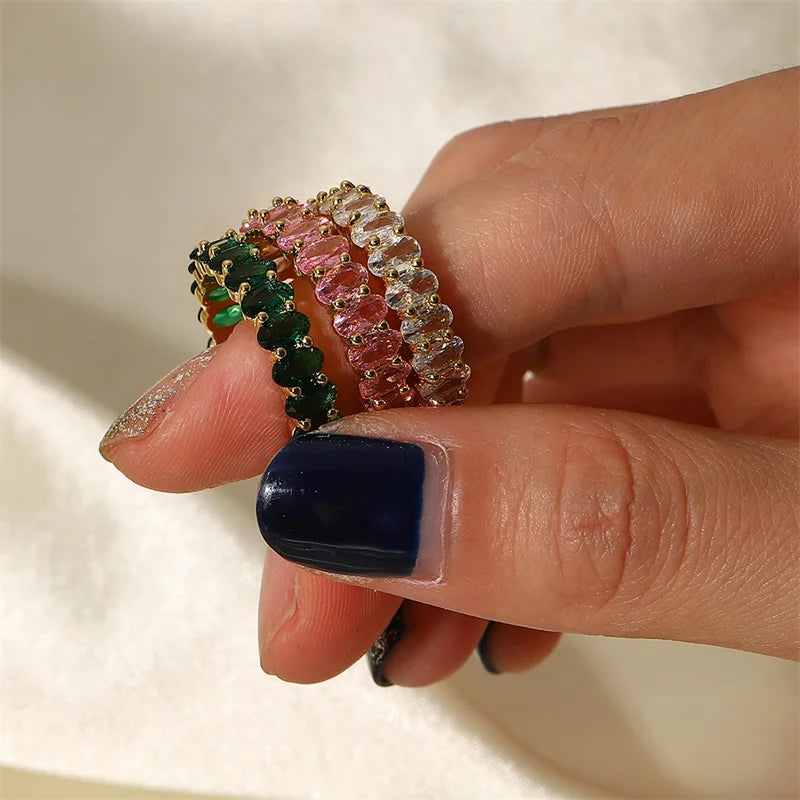 Anillo delicado con diamantes ovalados