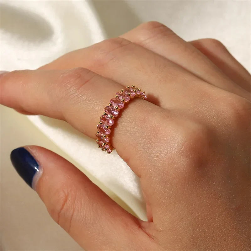 Anillo delicado con diamantes ovalados