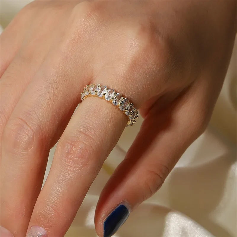 Anillo delicado con diamantes ovalados