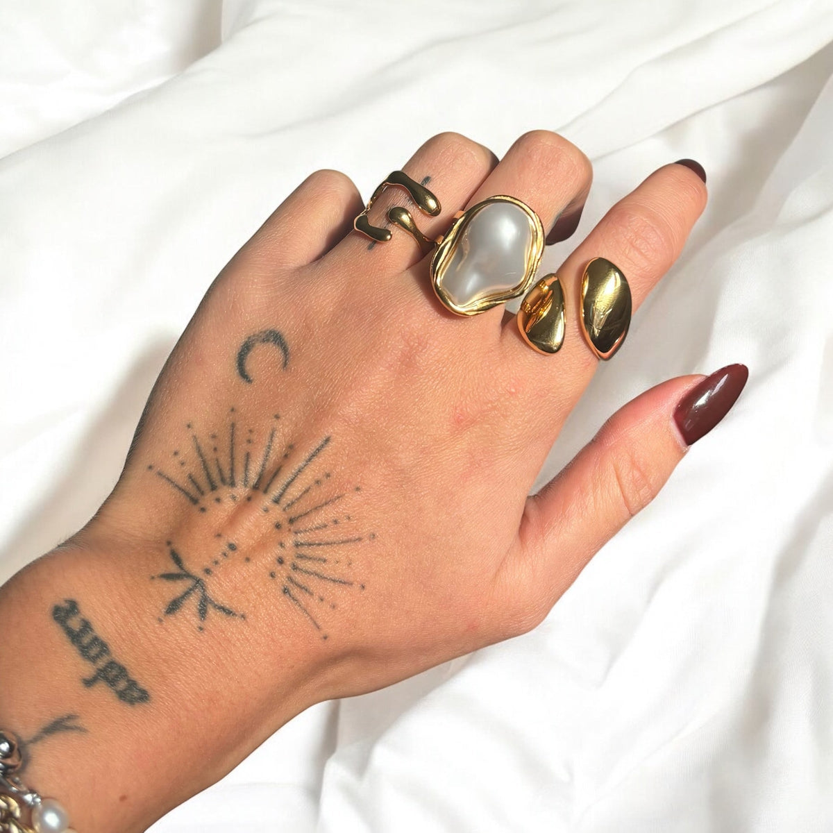 Anillo dorado con perla irregular – Orgánico y elegante