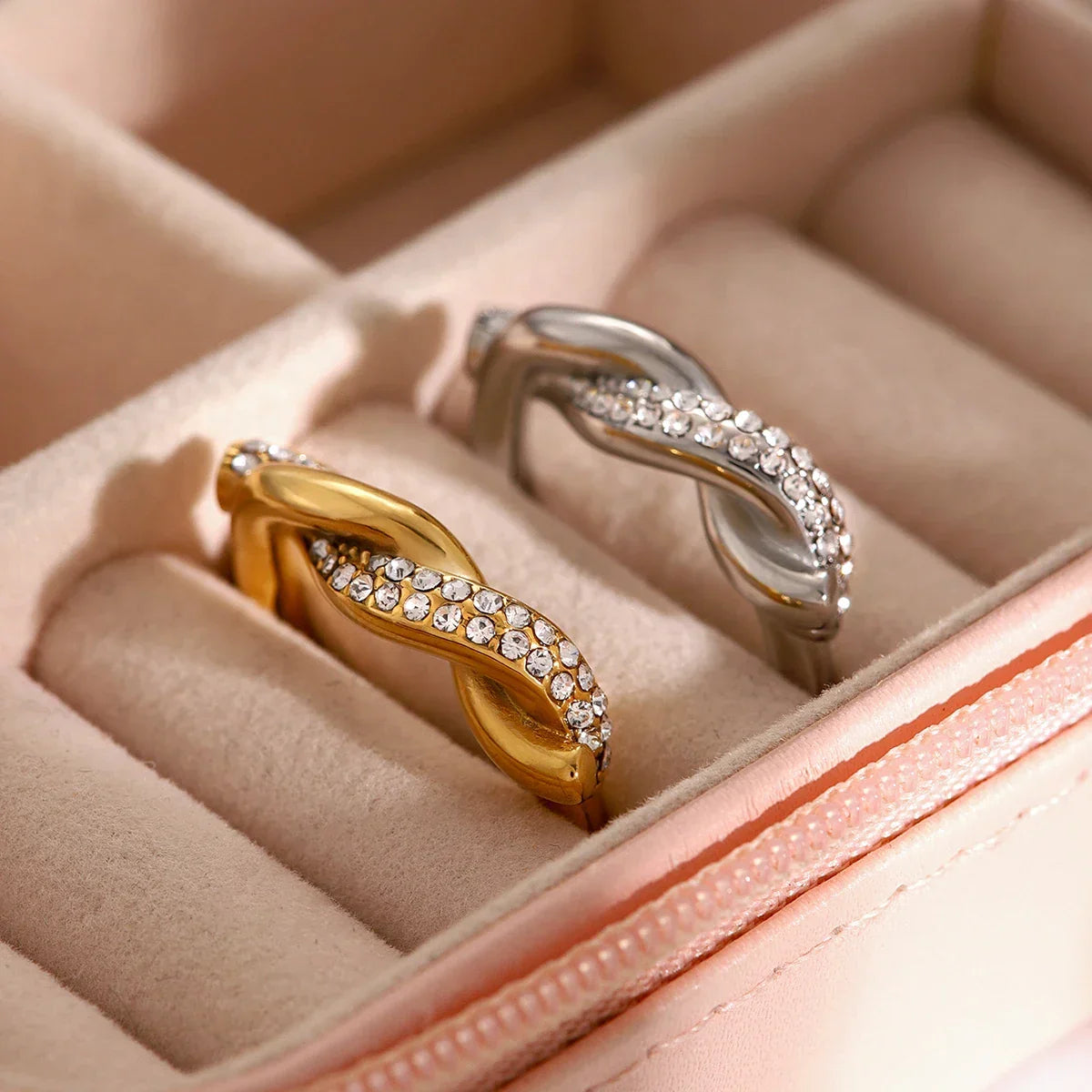 Anillo entrelazado con circonitas