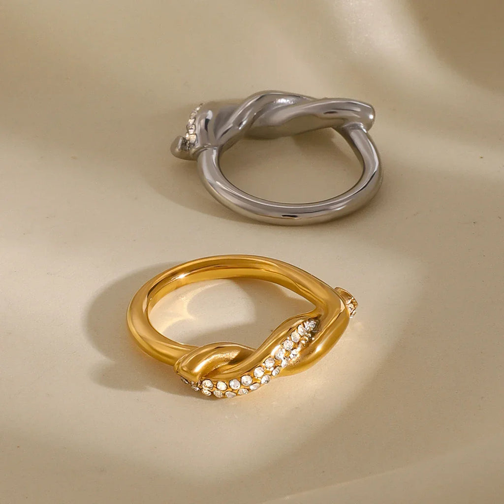 Anillo entrelazado con circonitas