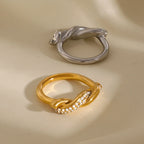 Anillo entrelazado con circonitas