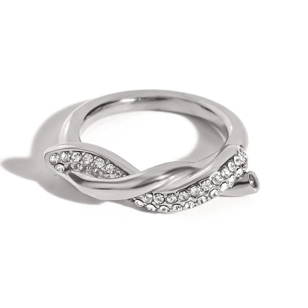 Anillo entrelazado con circonitas