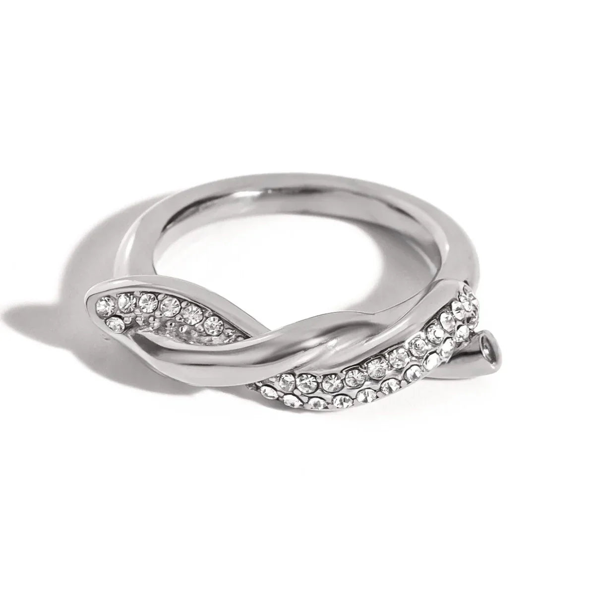 Anillo entrelazado con circonitas
