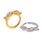 Anillo entrelazado con circonitas