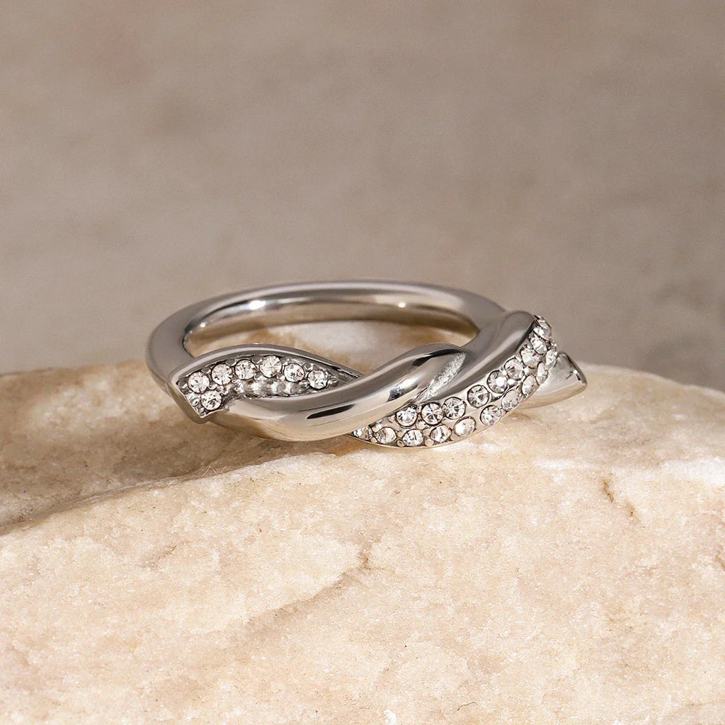 Anillo entrelazado con circonitas
