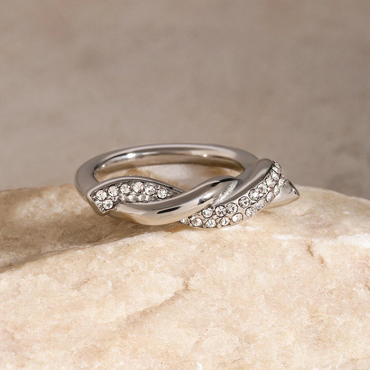 Anillo entrelazado con circonitas
