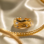 Anillo texturizado con perlas y circonitas