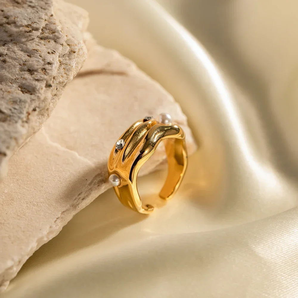 Anillo texturizado con perlas y circonitas