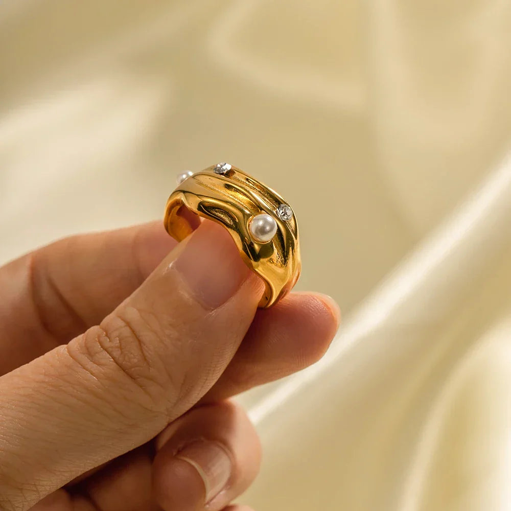 Anillo texturizado con perlas y circonitas