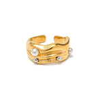 Anillo texturizado con perlas y circonitas