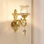 Aplique de pared con flor de cristal transparente y brazo tallado dorado contemporáneo