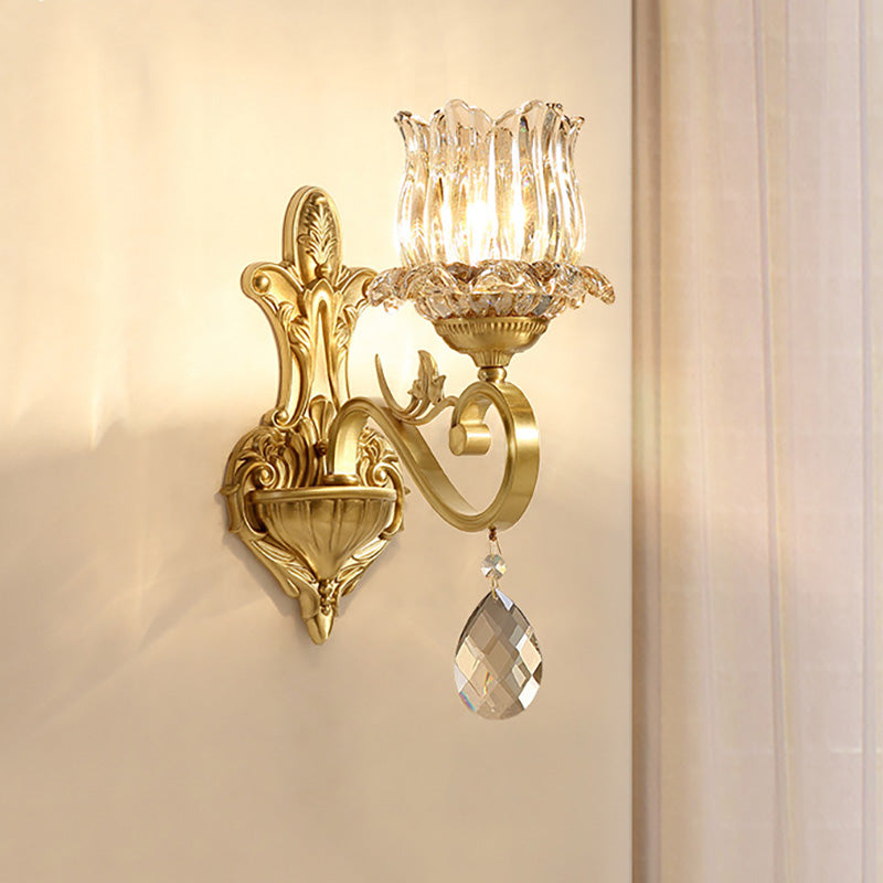 Aplique de pared con flor de cristal transparente y brazo tallado dorado contemporáneo