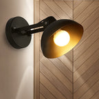 Aplique de pared industrial con pantalla metálica en negro