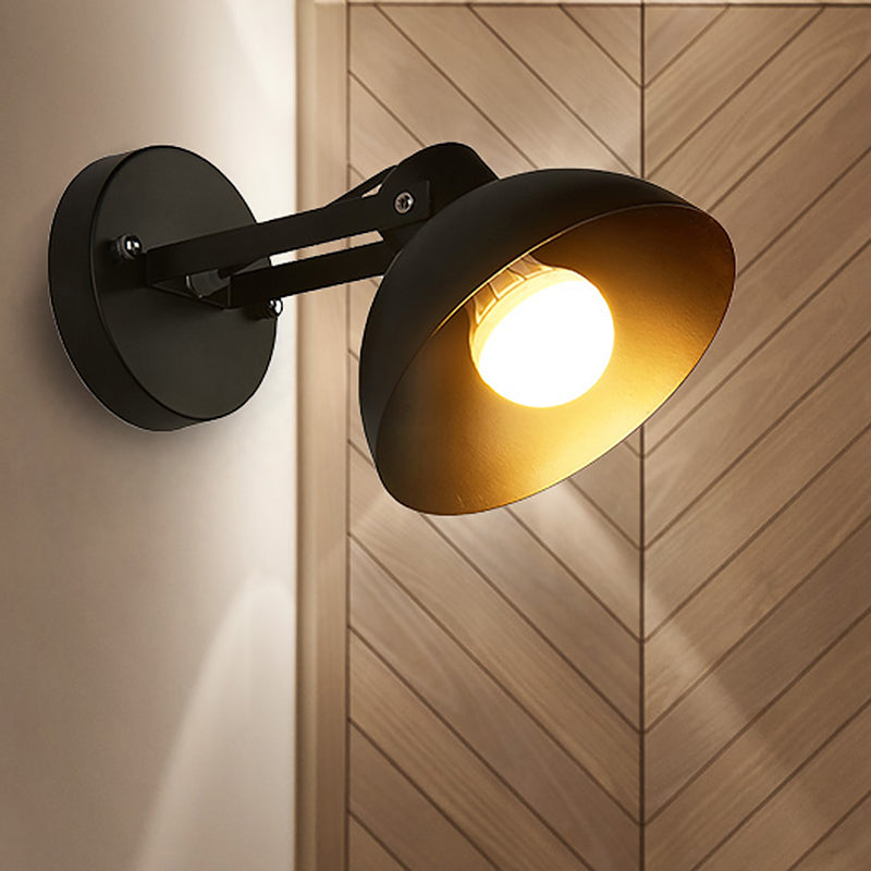 Aplique de pared industrial con pantalla metálica en negro