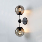 Aplique de pared industrial negro con 2 luces y pantallas globo de cristal ámbar