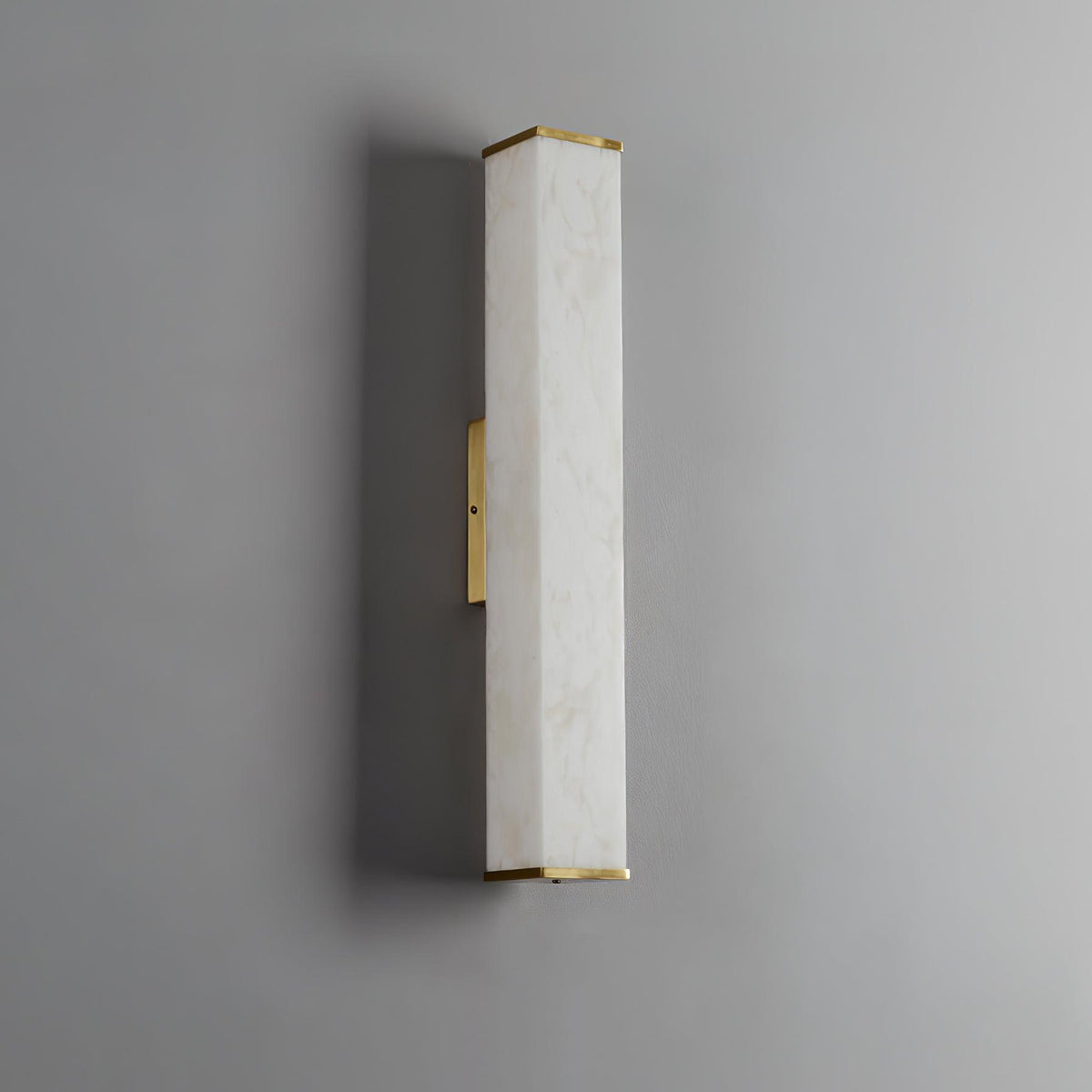 Aplique de pared LED de latón con pantalla de alabastro para interiores modernos