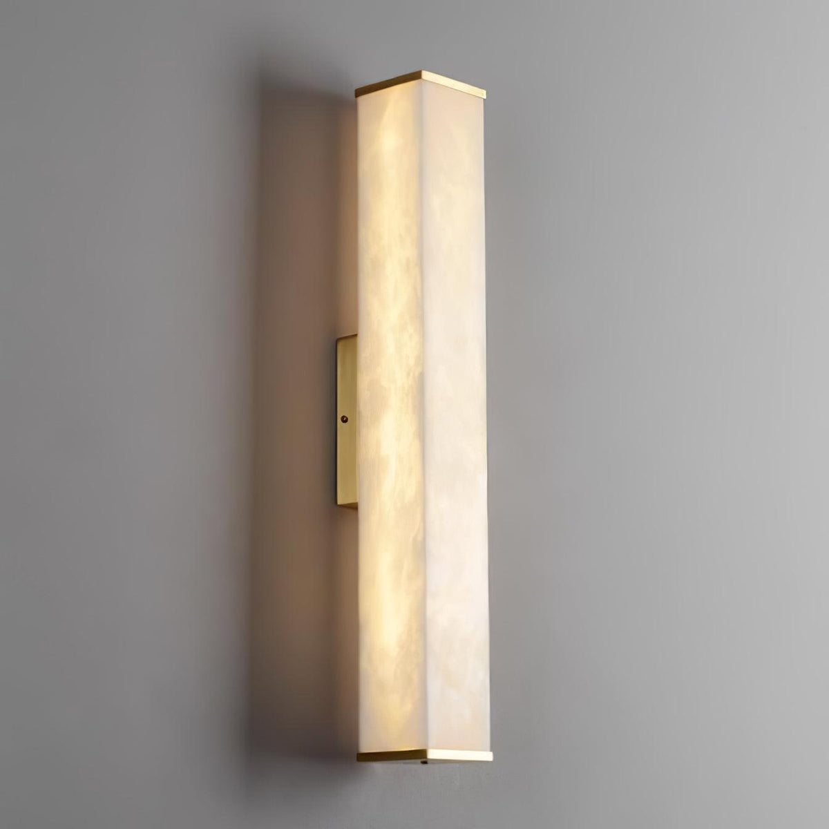 Aplique de pared LED de latón con pantalla de alabastro para interiores modernos