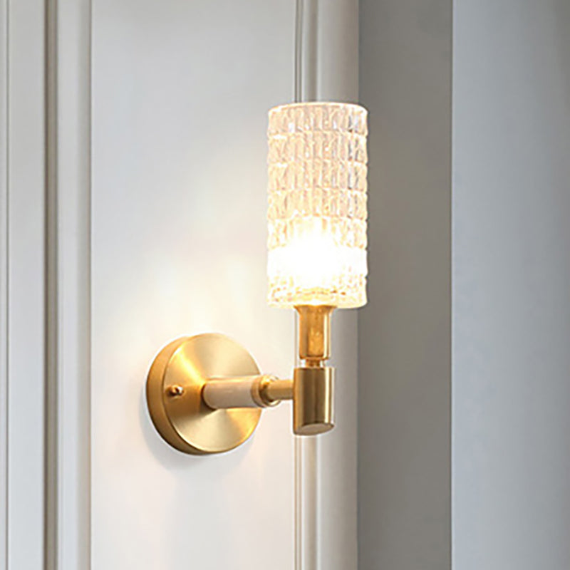Aplique de pared contemporáneo con pantalla cilíndrica de cristal facetado y acabado dorado