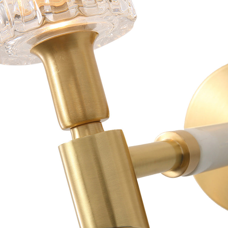 Aplique de pared contemporáneo con pantalla cilíndrica de cristal facetado y acabado dorado