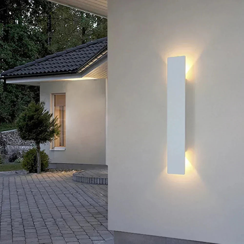 Aplique de pared exterior de aluminio impermeable con iluminación LED bidireccional