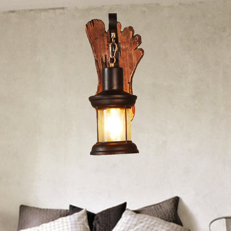 Aplique de pared industrial con base de madera y pantalla de cristal transparente