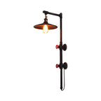 Aplique de pared industrial con brazo articulado y tubería metálica negra