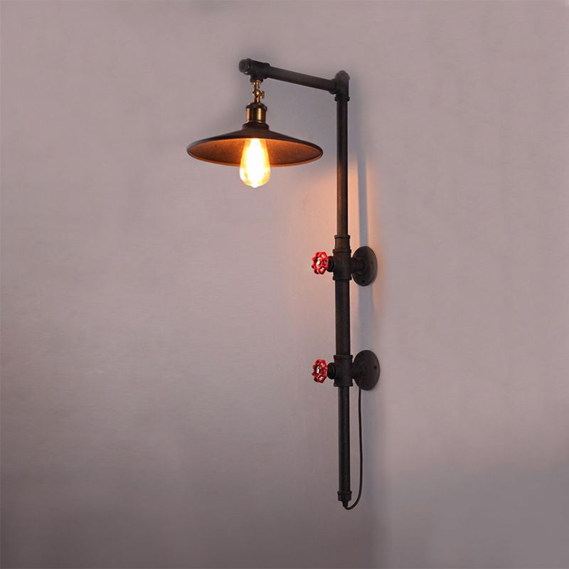 Aplique de pared industrial con brazo articulado y tubería metálica negra