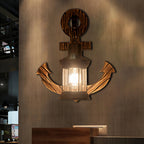 Aplique de pared industrial con pantalla de cristal transparente y panel trasero de madera