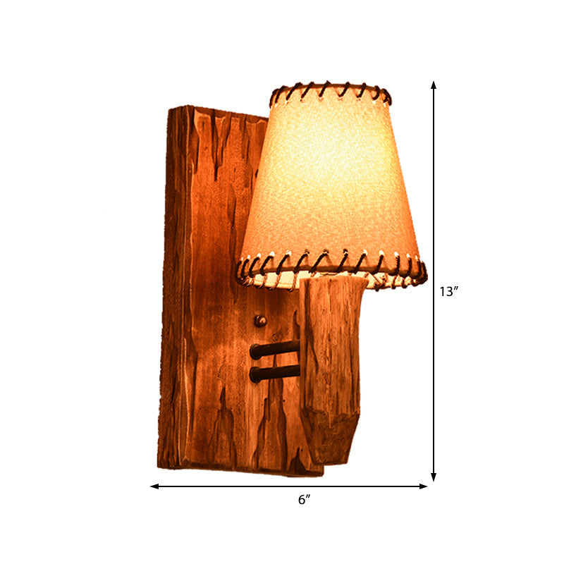 Aplique de pared industrial de madera con pantalla de tela cónica