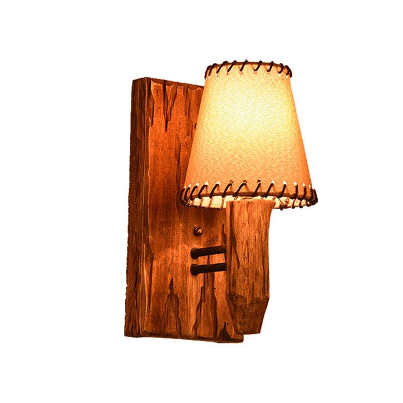 Aplique de pared industrial de madera con pantalla de tela cónica